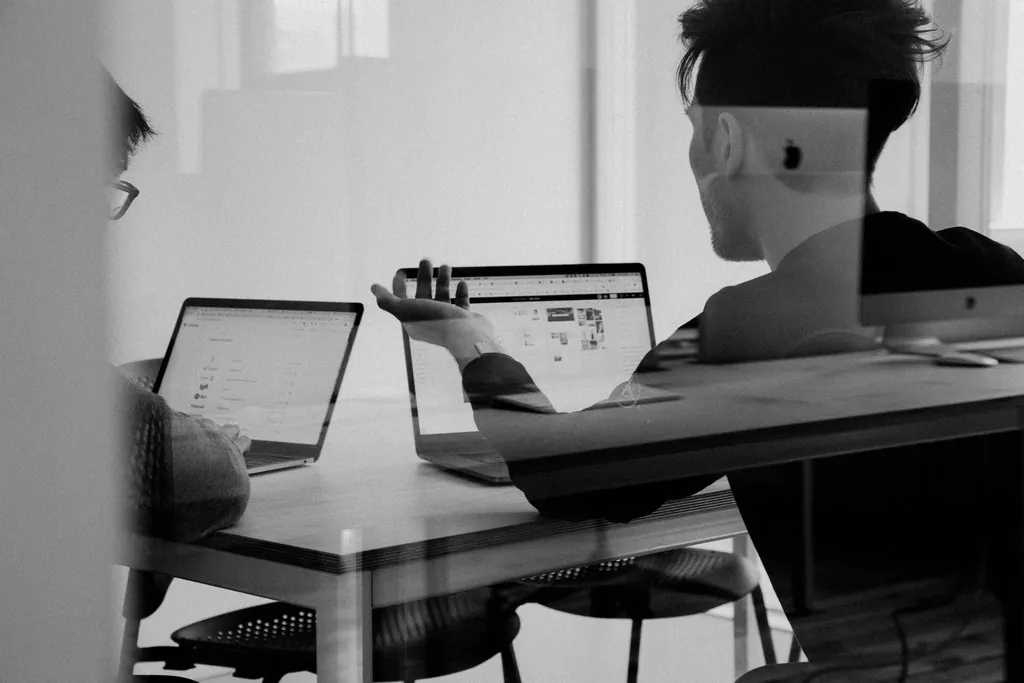 An OTM partner-support specialist assisting a client at a desk